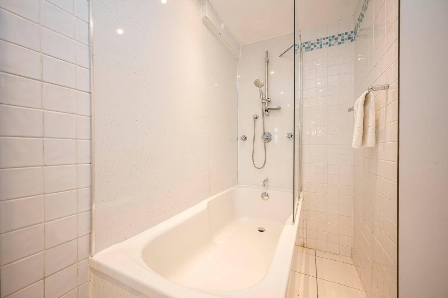 Spacious 20min To Bridge Pass The Keys Londra